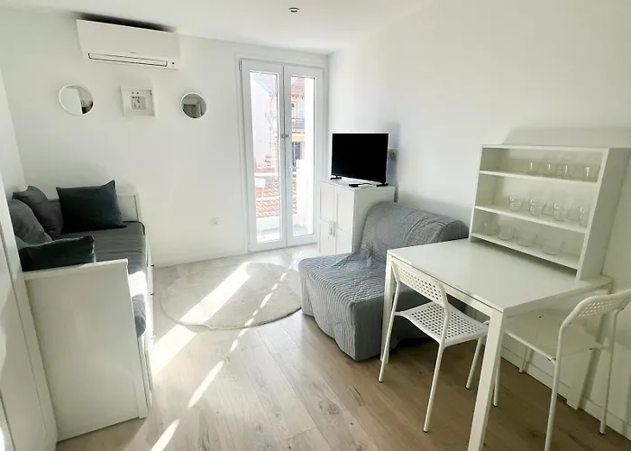 Studio Moderne Renove Avec Balcon
