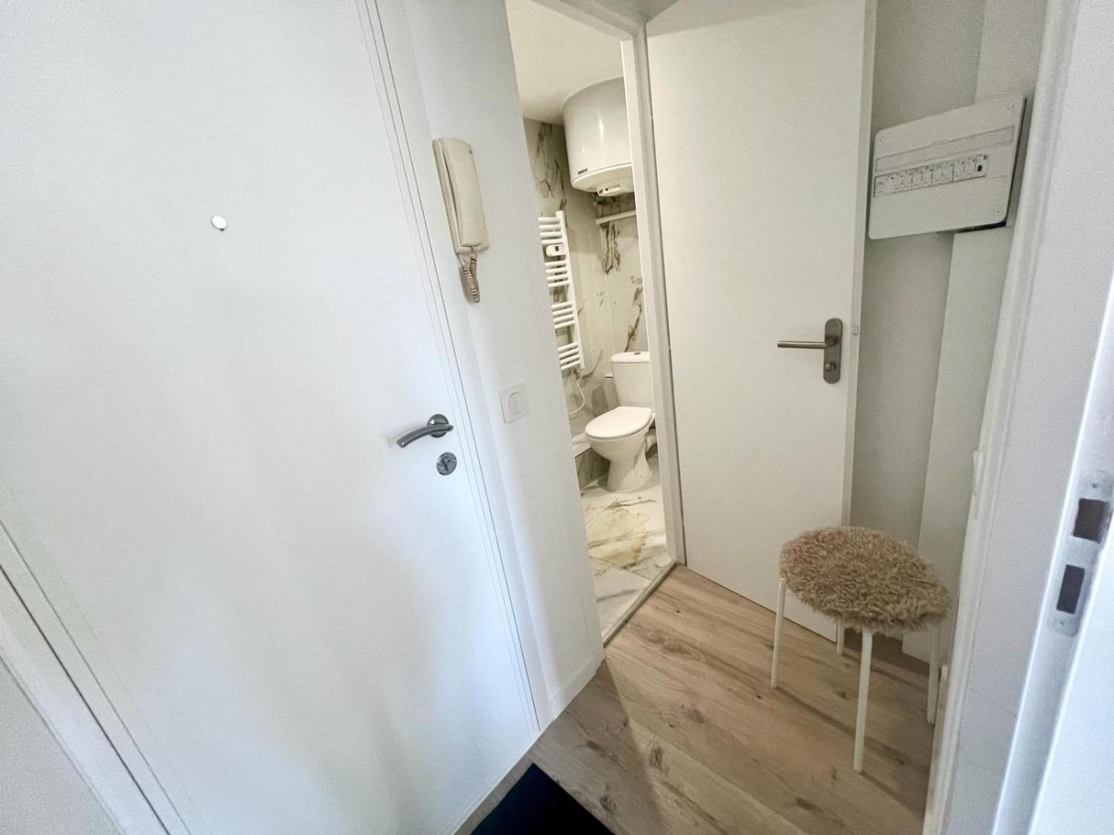 Moderne Renove Avec Balcon Apartment